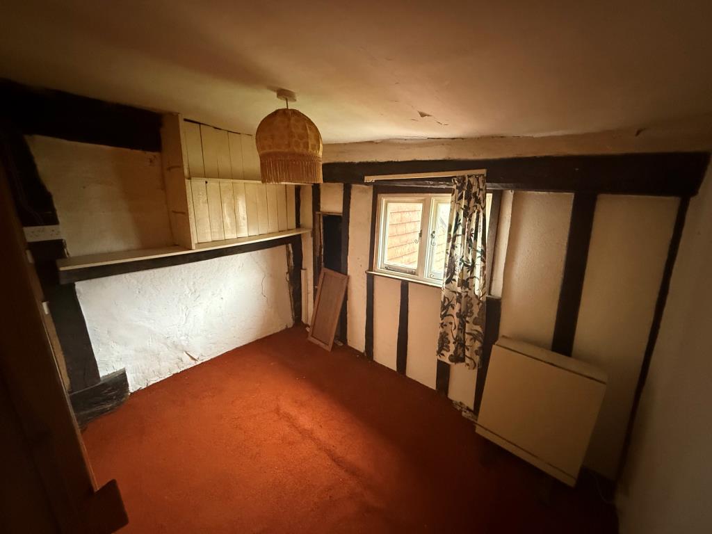Lot: 131 - SEMI-DETACHED HOUSE FOR REFURBISHMENT - Bedroom